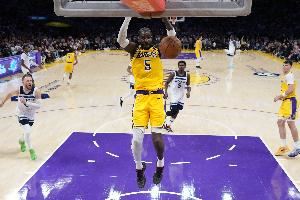 艾顿今天9个进球都是在内线 场均内线得分15分 联盟第2仅次于字母