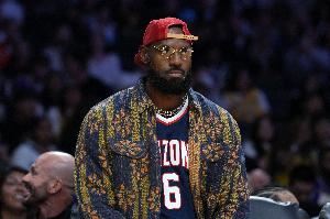 Shams：詹姆斯不会随队出征接下来的5连客 可能去G联盟训练！